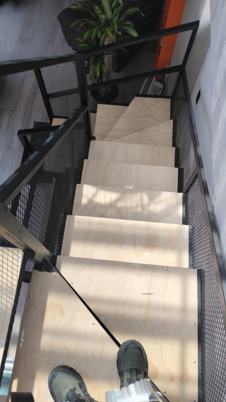 Escalera con estructura metálica y peldaños