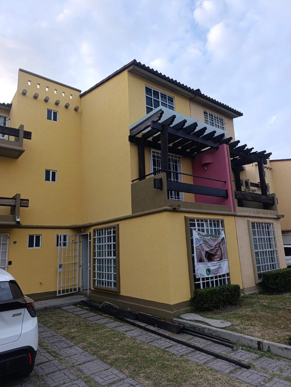 Fachada con estructura exterior