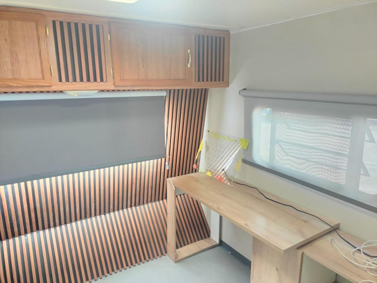 Interior con persianas instaladas