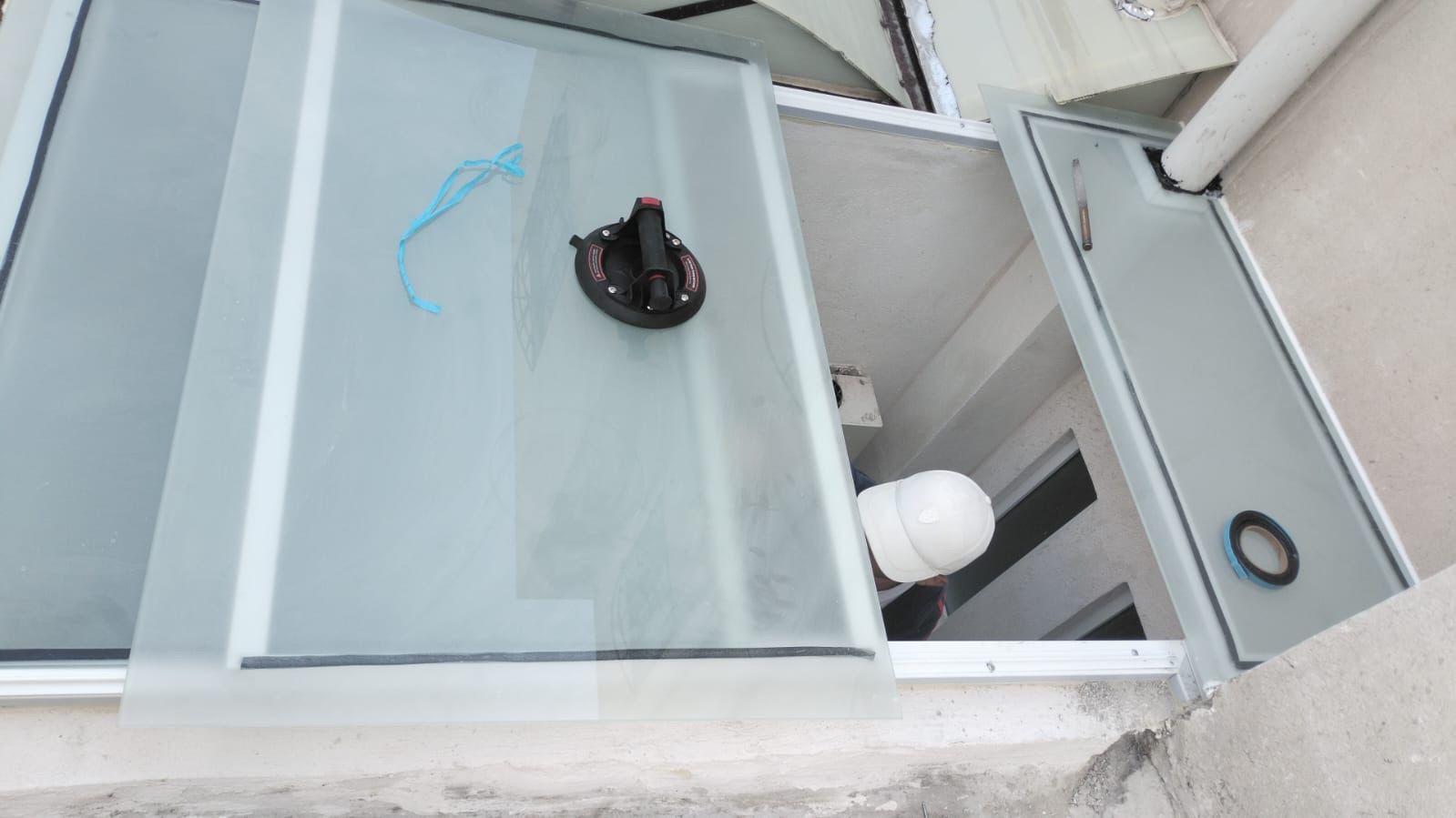 Proceso de instalación de vidrio y aluminio